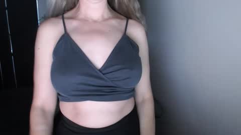 Snapshot of love_on_ chatting on 11/24/25, 03:01 LoVe On online show from 11/24/25, 03:01