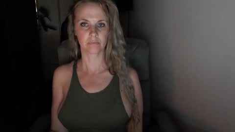 Snapshot of love_on_ chatting on 11/29/25, 02:58 LoVe On online show from 11/29/25, 02:58