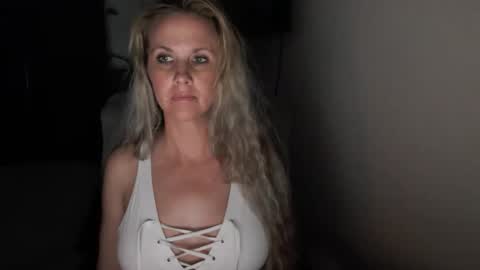 Snapshot of love_on_ chatting on 05/10/26, 02:28 LoVe On online show from 05/10/26, 02:28