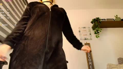 Sharol Leon online show from 01/15/25, 12:41