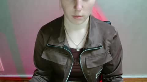 Snapshot of love_vivian chatting on 12/17/25, 01:06 Vivian online show from 12/17/25, 01:06