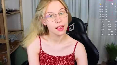 Snapshot of lovedrope chatting on 10/14/25, 04:41 God like girl Ann online show from 10/14/25, 04:41