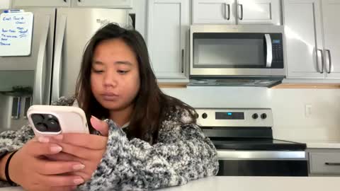 Snapshot of lovellly_ chatting on 01/25/25, 08:00 Love online show from 01/25/25, 08:00