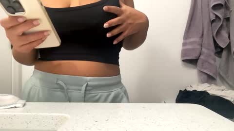 Snapshot of lovellly_ chatting on 01/30/25, 09:47 Love online show from 01/30/25, 09:47