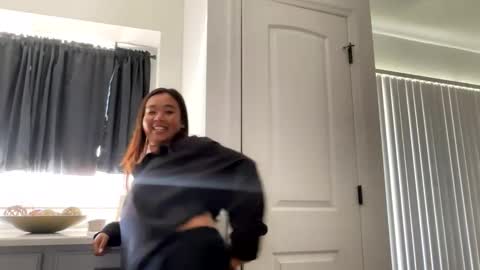 Snapshot of lovellly_ chatting on 03/02/25, 04:21 Love online show from 03/02/25, 04:21