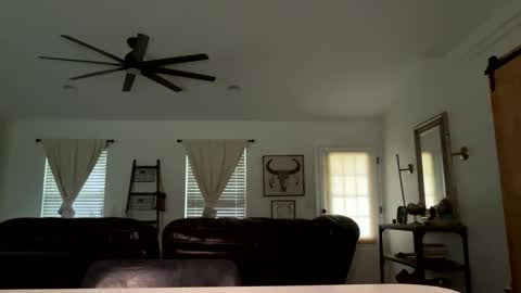 Snapshot of lovellly_ chatting on 09/19/25, 11:05 Love online show from 09/19/25, 11:05