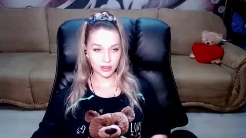 Snapshot of lovellymalina chatting on 03/13/26, 01:51 private open online show from 03/13/26, 01:51