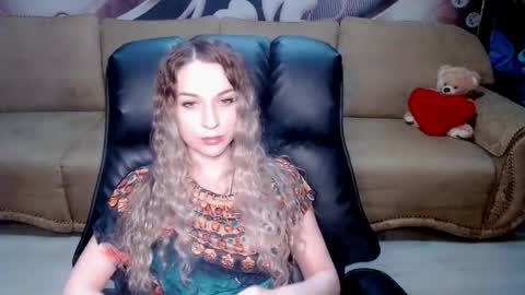Snapshot of lovellymalina chatting on 03/28/26, 03:22 private open online show from 03/28/26, 03:22