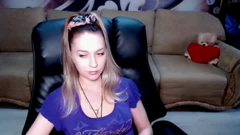 Snapshot of lovellymalina chatting on 04/06/26, 12:17 private open online show from 04/06/26, 12:17
