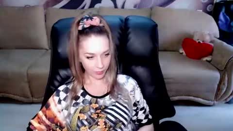Snapshot of lovellymalina chatting on 06/26/26, 12:42 private open online show from 06/26/26, 12:42
