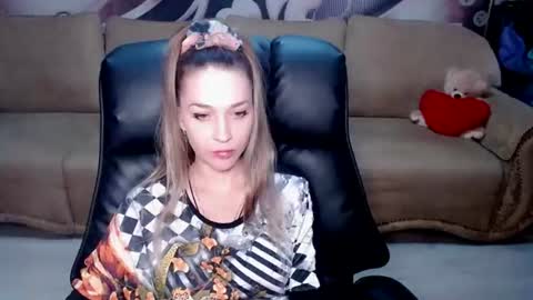 Snapshot of lovellymalina chatting on 06/28/26, 01:17 private open online show from 06/28/26, 01:17