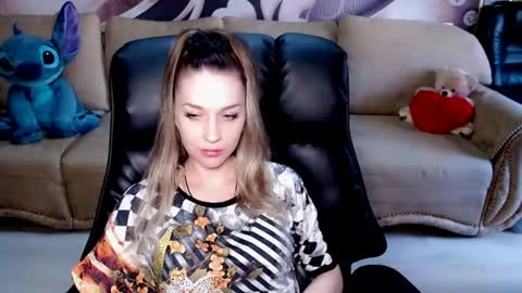 Snapshot of lovellymalina chatting on 07/15/26, 11:26 private open online show from 07/15/26, 11:26