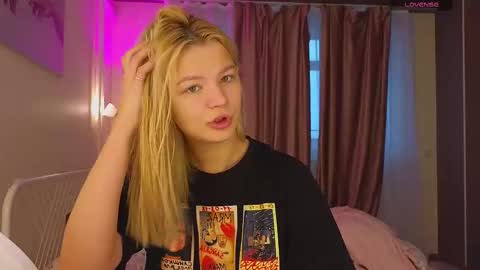 Snapshot of lovely_babyy chatting on 03/24/26, 04:50 Jenny online show from 03/24/26, 04:50