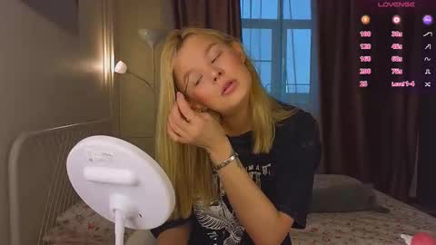 Snapshot of lovely_babyy chatting on 03/25/26, 04:29 Jenny online show from 03/25/26, 04:29