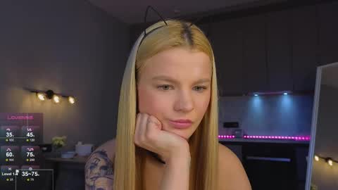 Snapshot of lovely_babyy chatting on 05/16/26, 04:42 Jenny online show from 05/16/26, 04:42