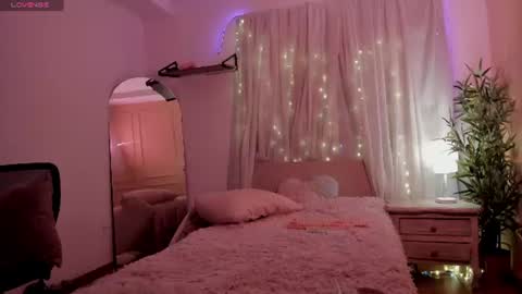 Snapshot of lovely_emma18 chatting on 07/17/26, 01:51 Emma online show from 07/17/26, 01:51
