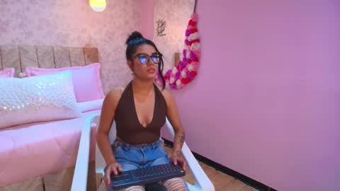 lovely_julls online show from 02/04/26, 02:34
