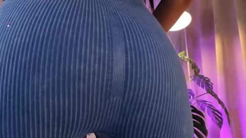 Snapshot of lovely_queens chatting on 10/14/25, 10:16 online show from 10/14/25, 10:16