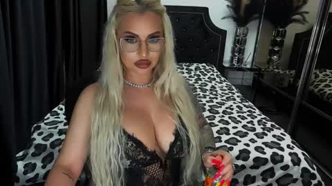 Snapshot of lovelyblondyxxx chatting on 03/21/26, 11:30 PrAllinXXXa online show from 03/21/26, 11:30