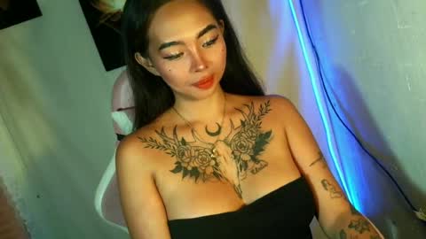 Snapshot of lovelykayleexx chatting on 07/18/26, 03:33 ara online show from 07/18/26, 03:33