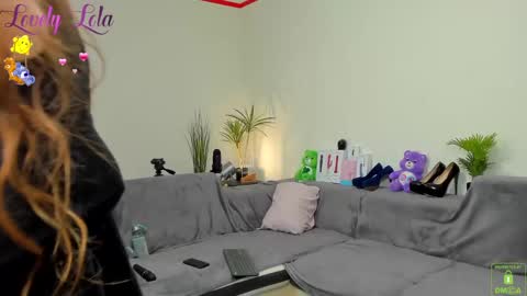 Snapshot of lovelylola_fr chatting on 03/03/25, 08:43 Lola online show from 03/03/25, 08:43