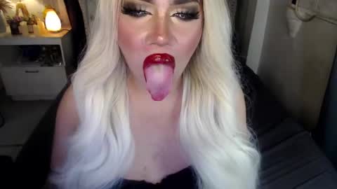 Snapshot of lovelymarie69 chatting on 12/04/24, 06:17 Rebeca online show from 12/04/24, 06:17