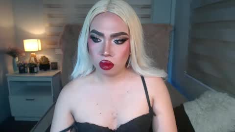 Snapshot of lovelymarie69 chatting on 03/06/25, 05:43 Rebeca online show from 03/06/25, 05:43