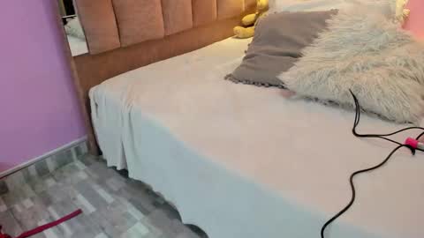 L O V E  online show from 12/05/25, 11:52