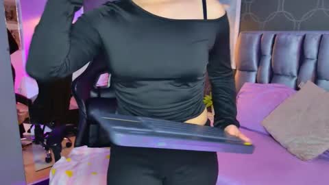 Snapshot of lovequinn_mjs chatting on 11/18/25, 08:13 Love online show from 11/18/25, 08:13