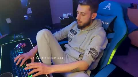 Snapshot of loverboy89hh chatting on 01/17/25, 06:02 LoverBoy89HH online show from 01/17/25, 06:02