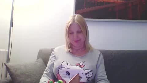 Snapshot of lovestar544963 chatting on 02/18/25, 12:37 Marlyn online show from 02/18/25, 12:37