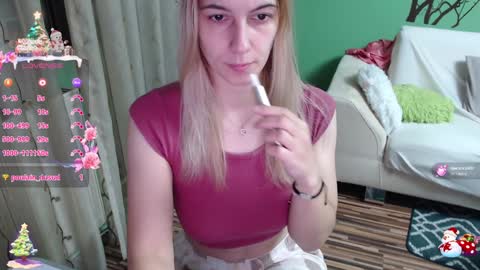Snapshot of lovingfeetheels chatting on 12/17/24, 05:51 Antonia online show from 12/17/24, 05:51