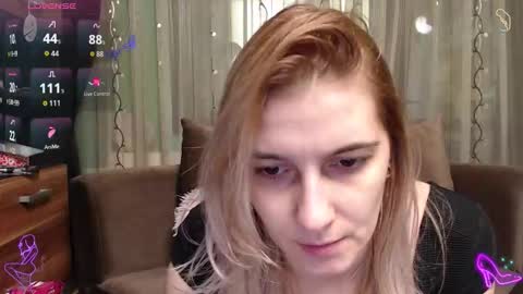 Snapshot of lovingfeetheels chatting on 11/24/25, 07:08 Antonia online show from 11/24/25, 07:08