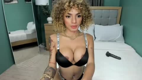 Snapshot of lowla_19 chatting on 07/25/26, 06:00 Candice online show from 07/25/26, 06:00