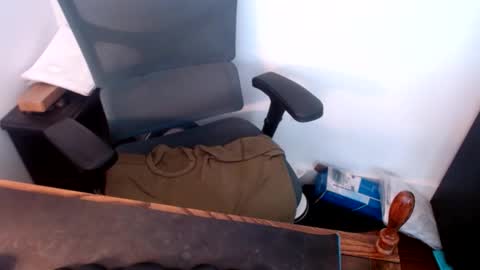 Snapshot of lreed090 chatting on 04/22/26, 05:25 lreed090 online show from 04/22/26, 05:25