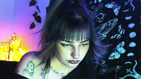Snapshot of luaar_moon chatting on 07/26/26, 01:25 Jenn online show from 07/26/26, 01:25
