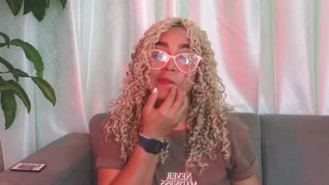 Snapshot of luana_curly chatting on 04/20/26, 07:48 luana_curly online show from 04/20/26, 07:48