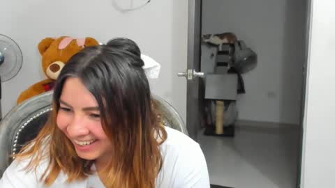 luara__01__lecat_1 online show from 11/12/25, 01:50