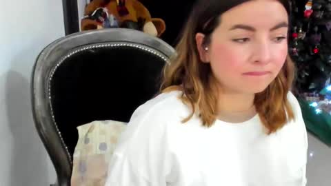 Snapshot of luara__01__lecat_1 chatting on 12/15/25, 11:42 luara__01__lecat_1 online show from 12/15/25, 11:42