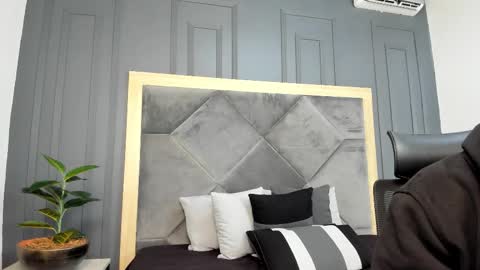 luca_morettii online show from 11/14/25, 12:04