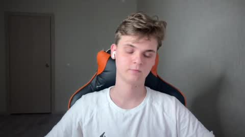 Snapshot of lucas_dany chatting on 01/07/25, 11:45 Lucas Gill online show from 01/07/25, 11:45