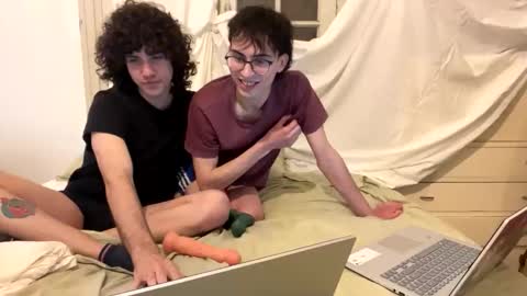 Snapshot of luccafarfalla chatting on 09/26/25, 02:15 lucca online show from 09/26/25, 02:15