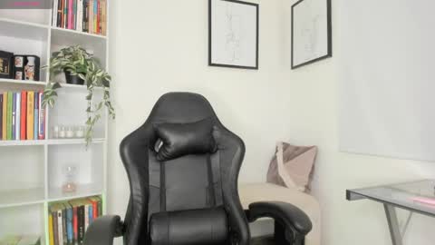 Snapshot of lucia_lee_ chatting on 04/03/26, 12:41 Lucia online show from 04/03/26, 12:41