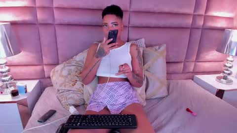 Snapshot of luciawallace chatting on 02/11/25, 01:31 lucia wallace online show from 02/11/25, 01:31