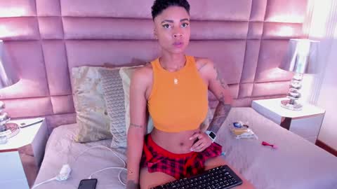 Snapshot of luciawallace chatting on 02/14/25, 02:50 lucia wallace online show from 02/14/25, 02:50