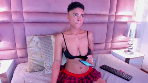 Snapshot of luciawallace chatting on 02/14/25, 06:23 lucia wallace online show from 02/14/25, 06:23