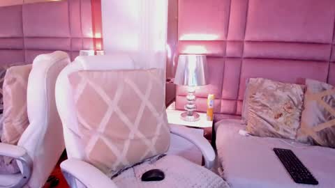 Snapshot of luciawallace chatting on 02/15/25, 06:44 lucia wallace online show from 02/15/25, 06:44