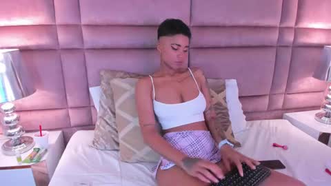 Snapshot of luciawallace chatting on 02/18/25, 12:37 lucia wallace online show from 02/18/25, 12:37