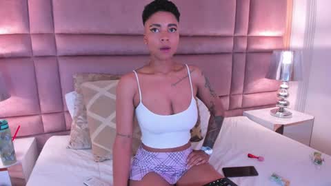 Snapshot of luciawallace chatting on 02/18/25, 03:42 lucia wallace online show from 02/18/25, 03:42