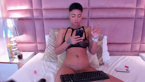 Snapshot of luciawallace chatting on 02/19/25, 02:33 lucia wallace online show from 02/19/25, 02:33